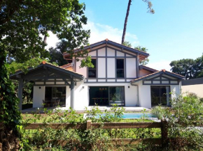 Villa Contemporaine avec piscine, sous les pins